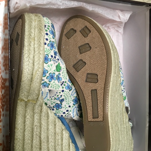 Bandolino Wedge Sandal - Picture 6 of 8